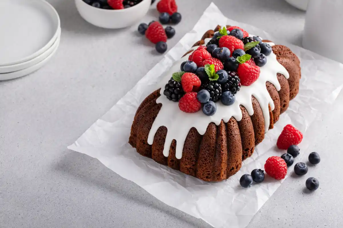 Gâteau à la vanille avec glaçage au chocolat blanc