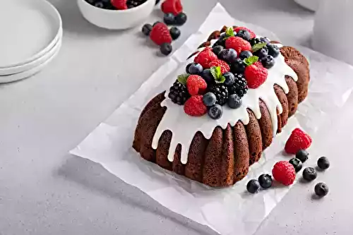 Gâteau à la vanille avec glaçage au chocolat blanc