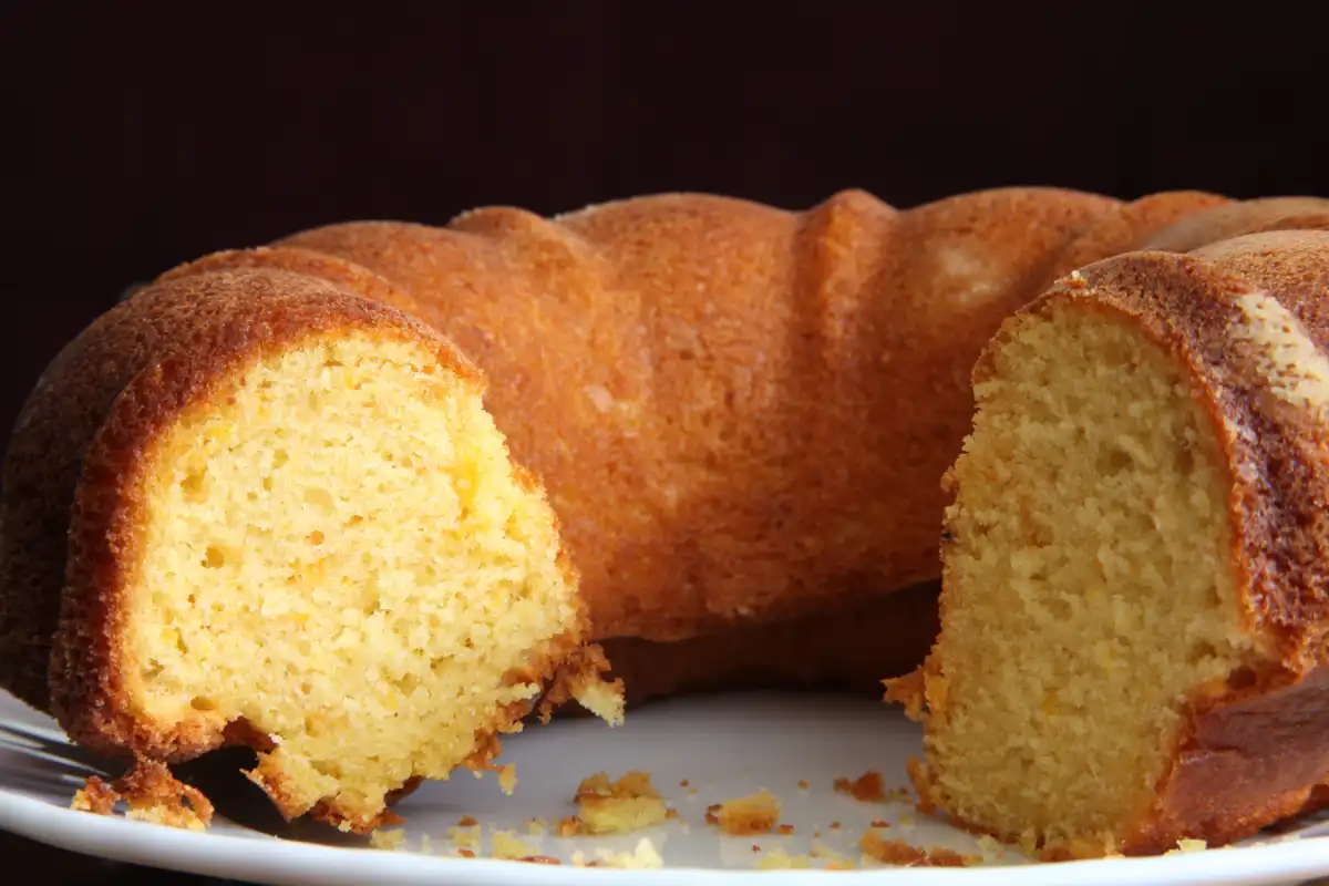 Cake nature fait maison : léger et moelleux pour accompagner un thé ou un café.