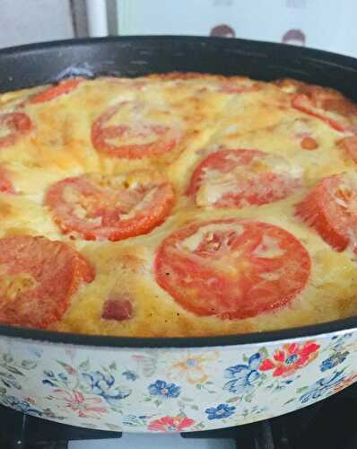 Gâteau d'omelette aux tomates et lardons