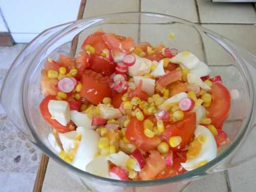 Salade de tomates, mozzarella, maïs, radis et oeufs
