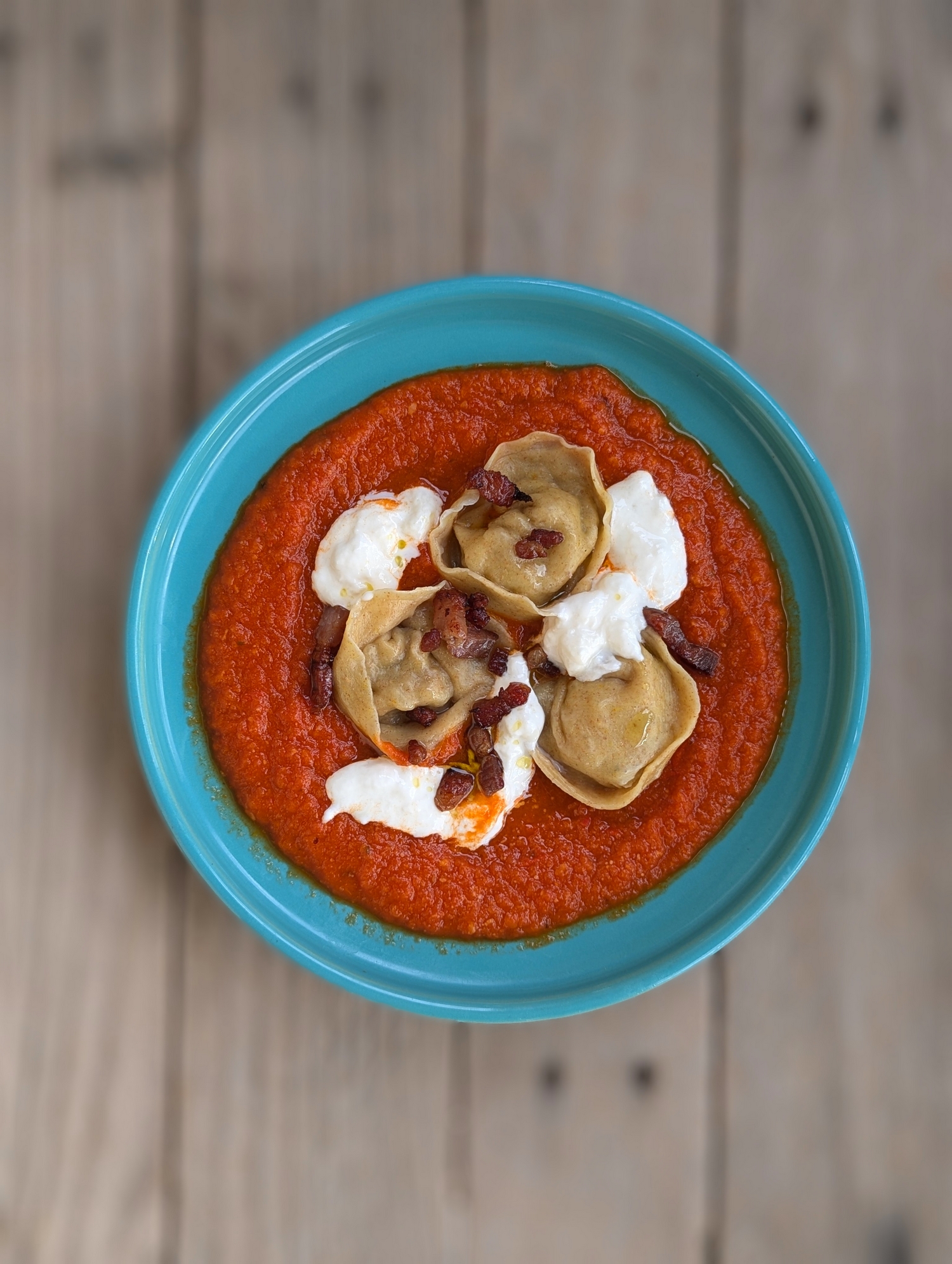 Mes tortellini, crème de tomates au poivron et stracciatella