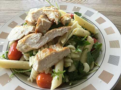 Salade de pâtes au poulet et à la roquette ( 339 cal/pers)