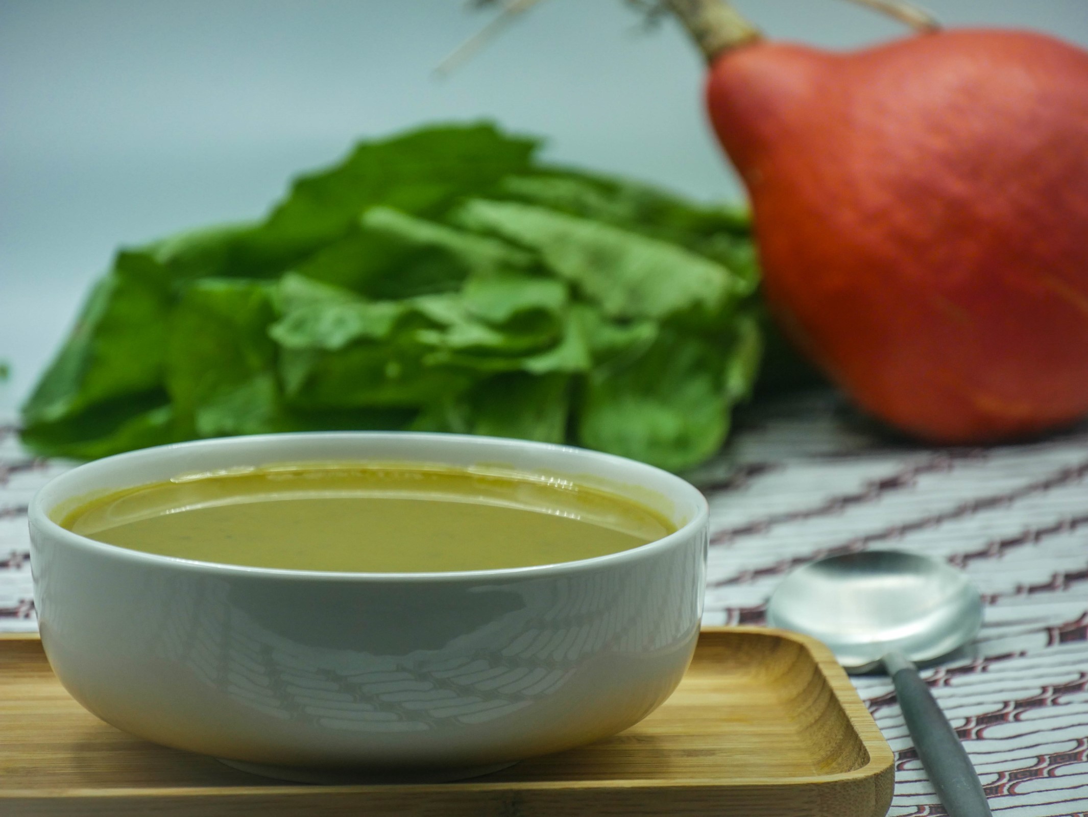 Soupe de feuilles de moutarde au curcuma