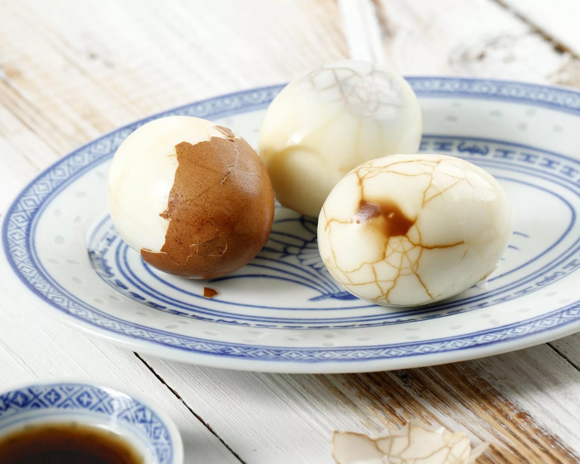 Oeufs marbrés sur lit de roquette, tuile au parmesan