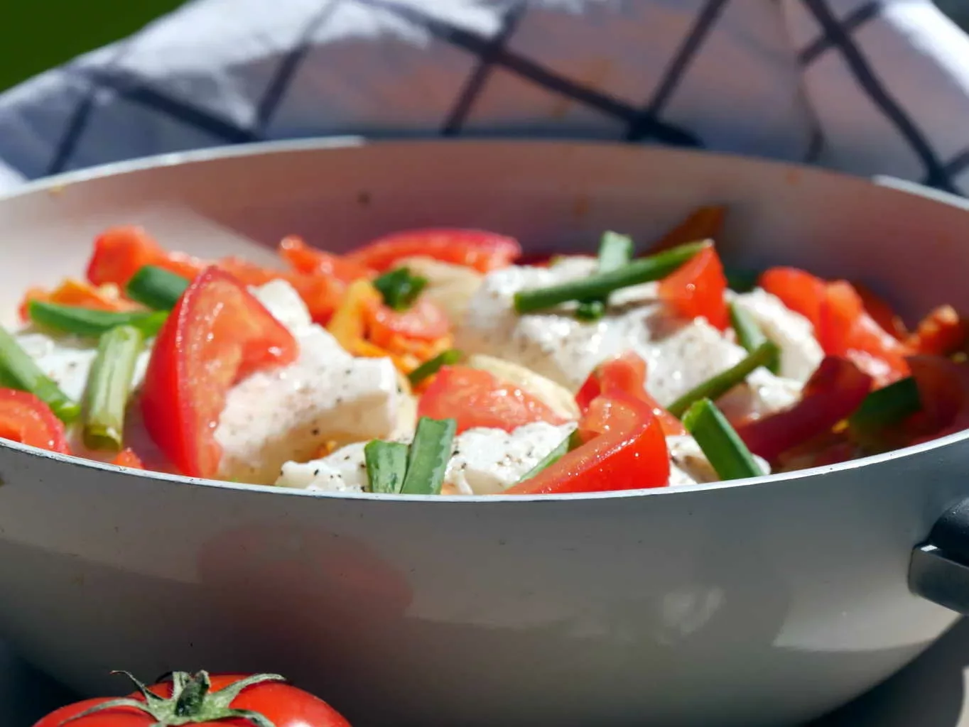 Poisson à l’étuvée, fenouil et légumes à la crème