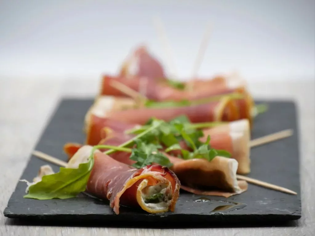 Roulés de jambon de Bayonne, fromage frais et herbes