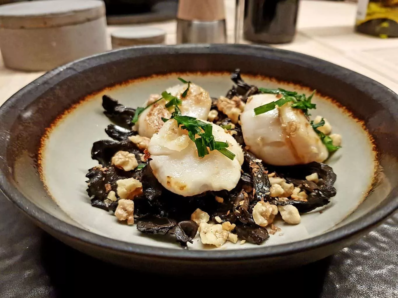 Saint-Jacques snackées sur lit de champignons