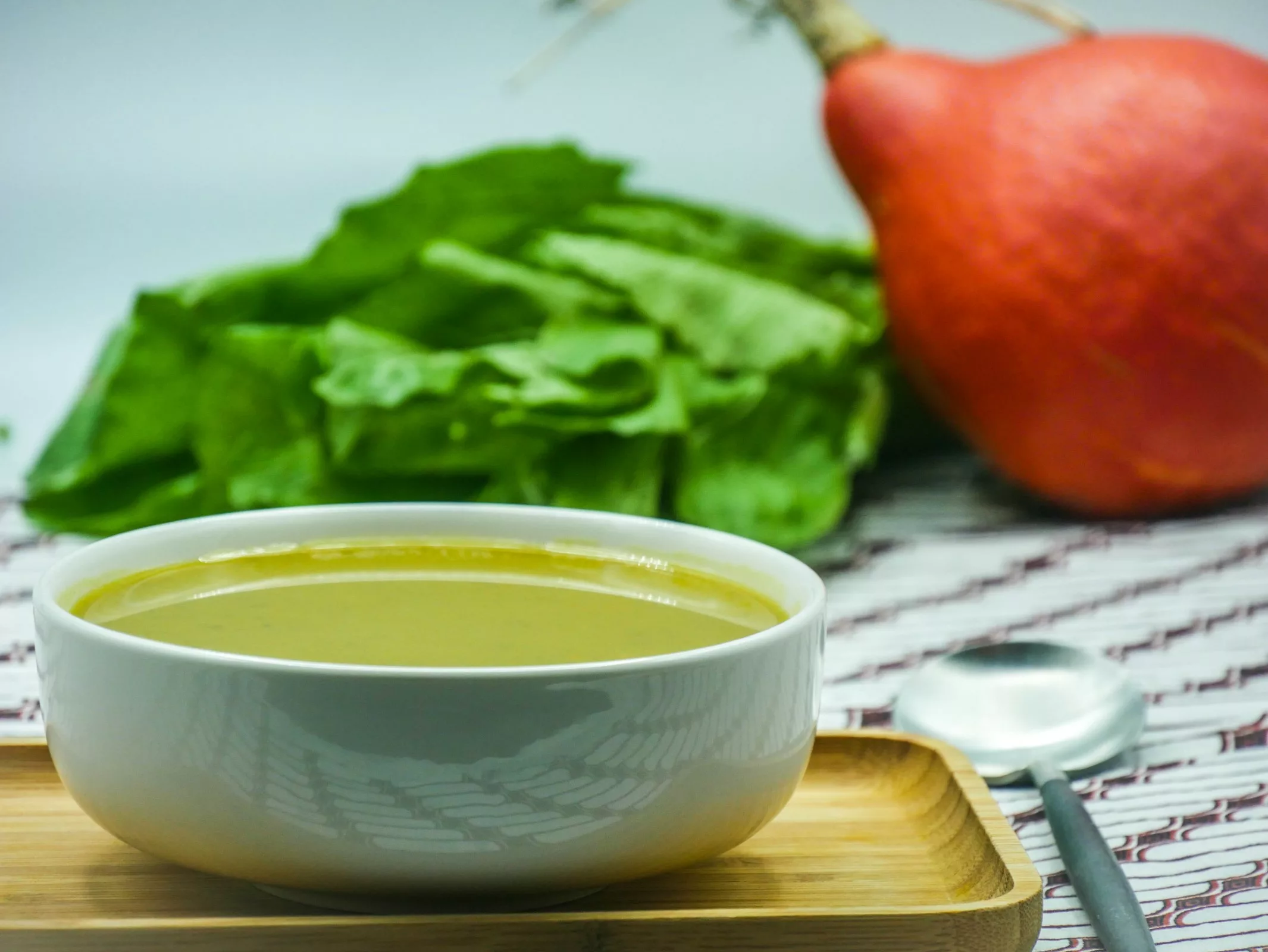 Soupe de feuilles de moutarde au curcuma