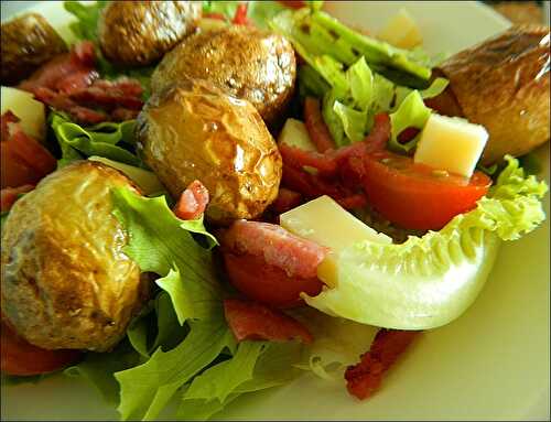 Salade composée de pommes de terre au cantal et bacon
