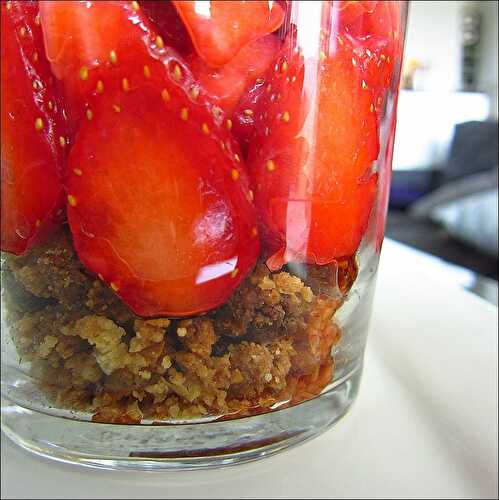 Verrines fraises chantilly et crumble à la noisette