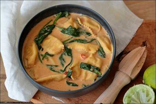 Soupe thaï de curry rouge aux tortellini