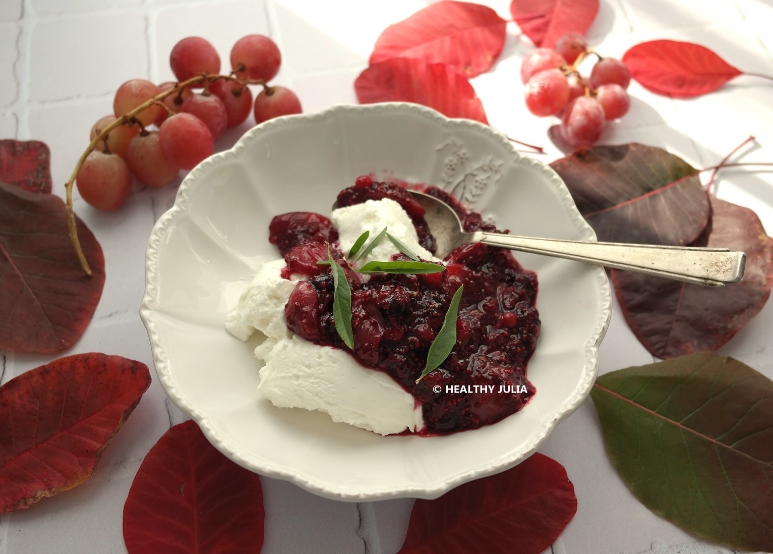 BOWL DE SKYR AUX FRUITS ROUGES ET RAISIN ROSE (OCTOBRE ROSE)