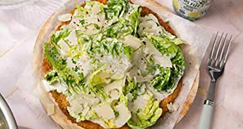 La recette virale de la chicken crust caesar salad pizza !