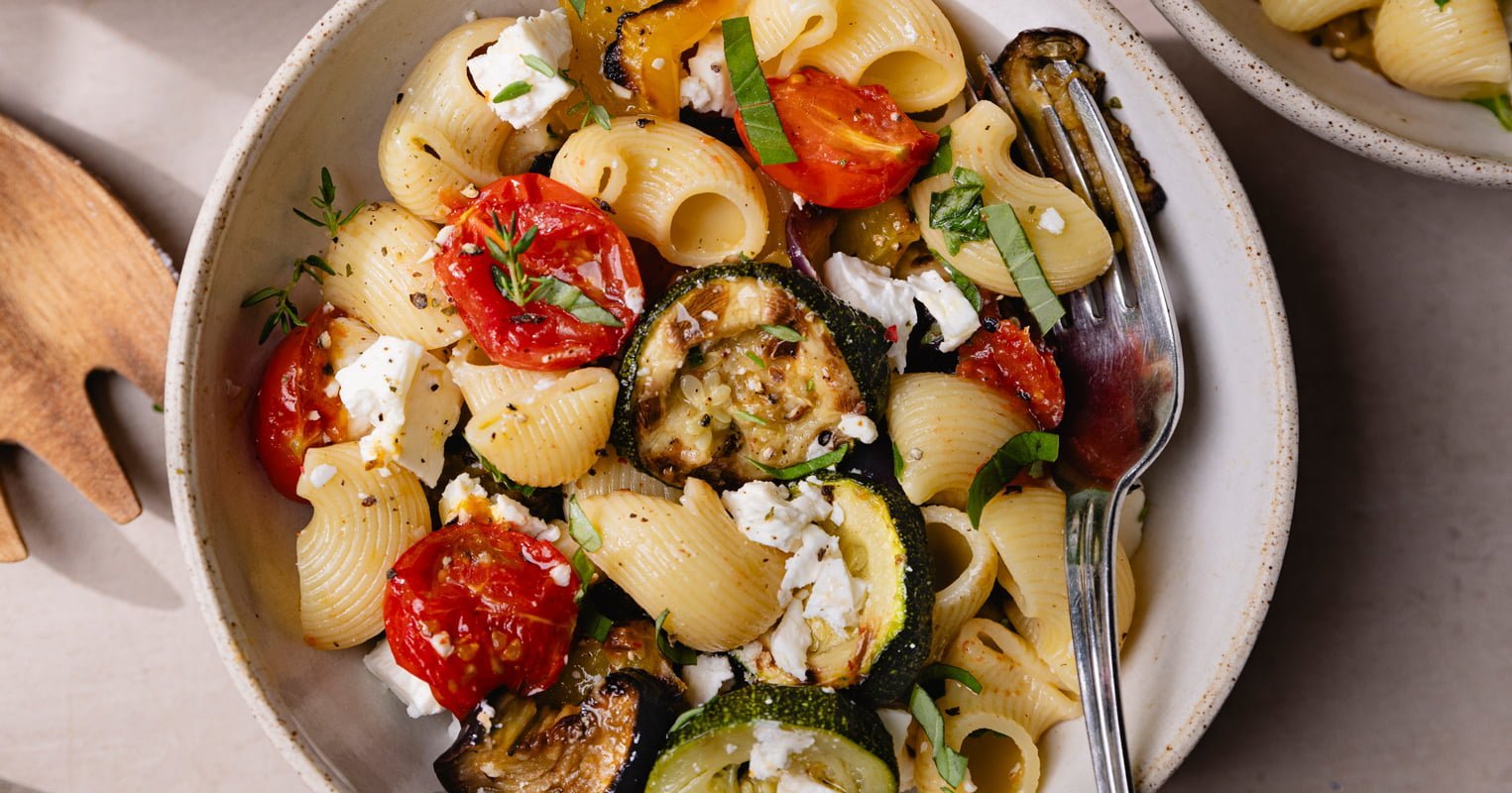 La salade de pâtes froide aux légumes grillés et feta !