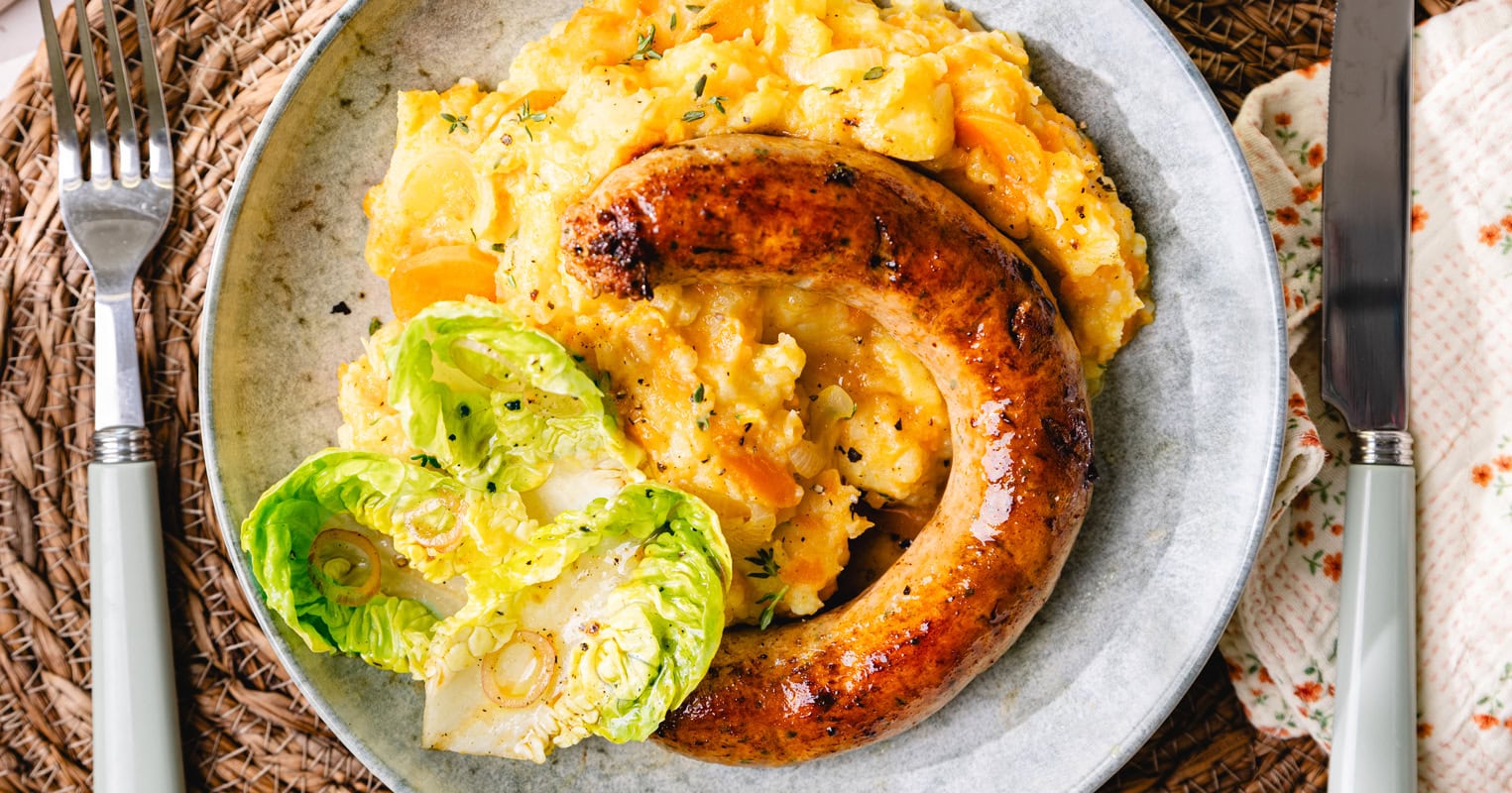 Le stoemp saucisse à la carotte : un plat belge réconfortant et coloré !