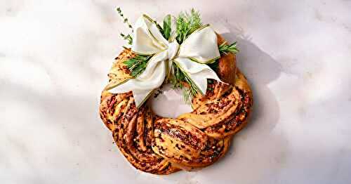 La babka salée au pesto rouge façon couronne de Noël !