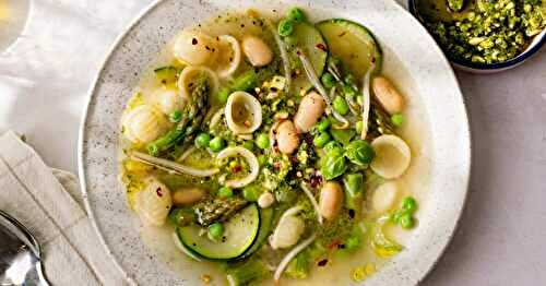 Minestrone verte de printemps : la soupe pleine de légumes !