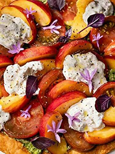 La tarte fine pêches tomates stracciatella et pesto