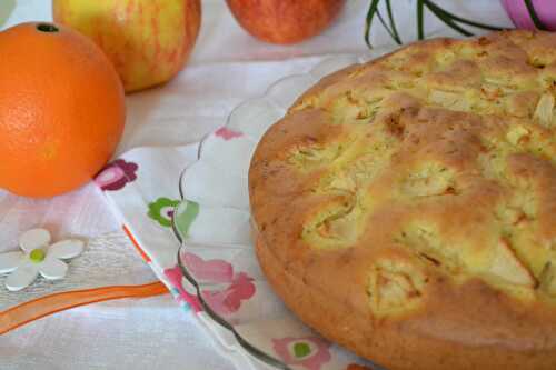 Torta con mele e succo di arancia