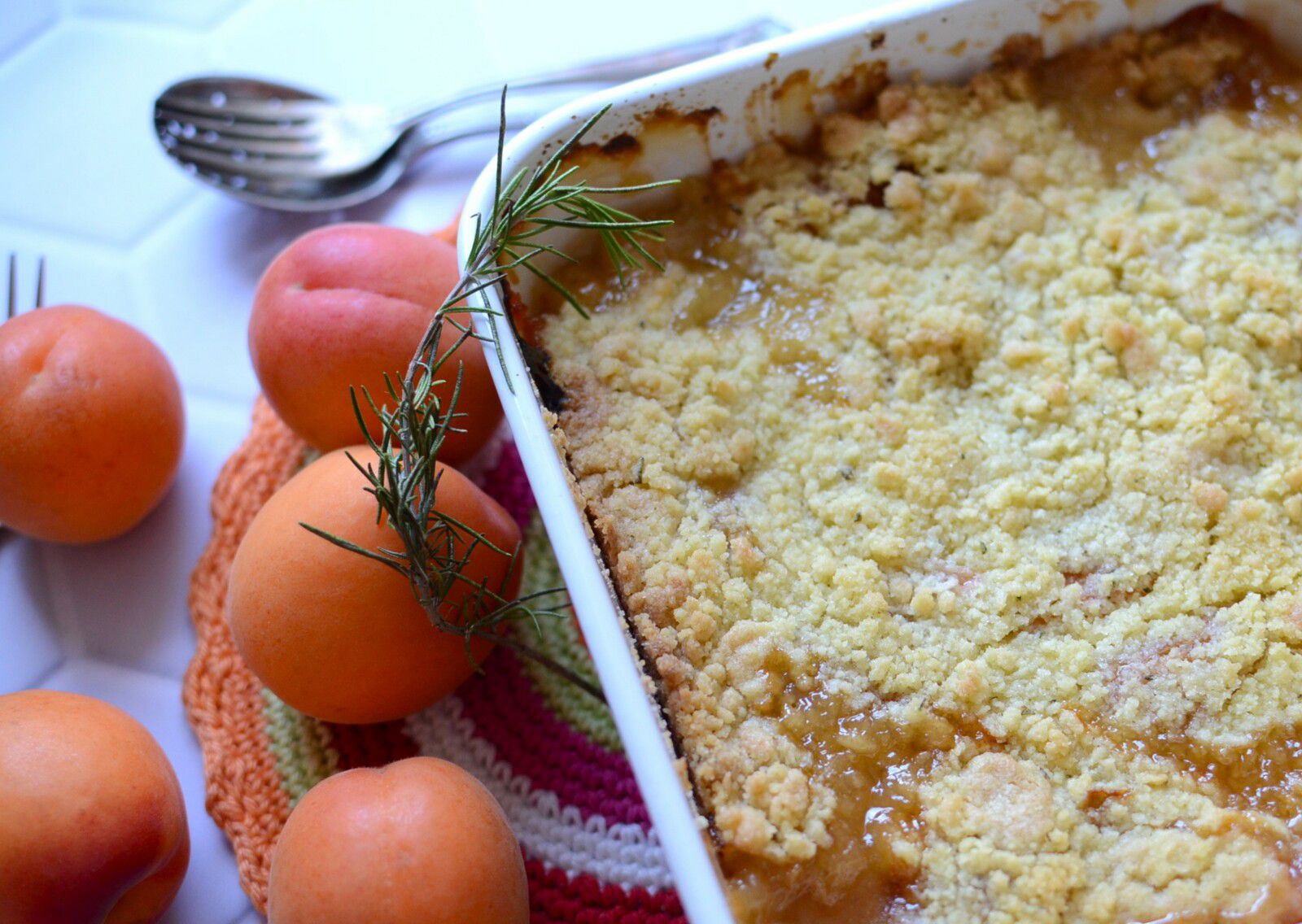 Crumble à l'abricot rôti et romarin