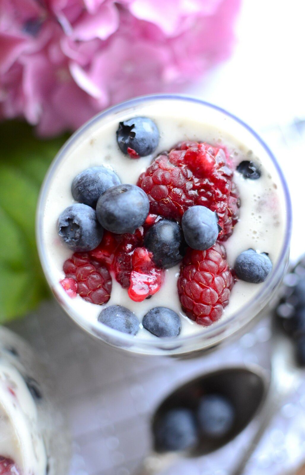 Pudding chia aux framboises et aux myrtilles