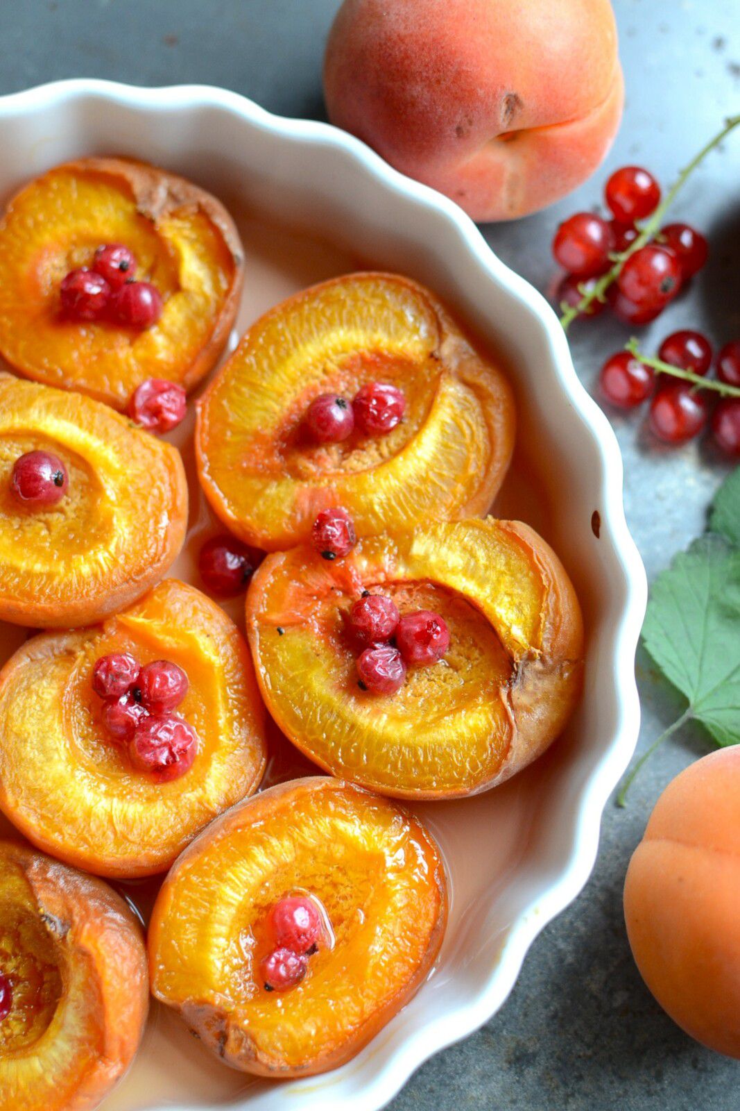 Abricots et groseilles au miel au four