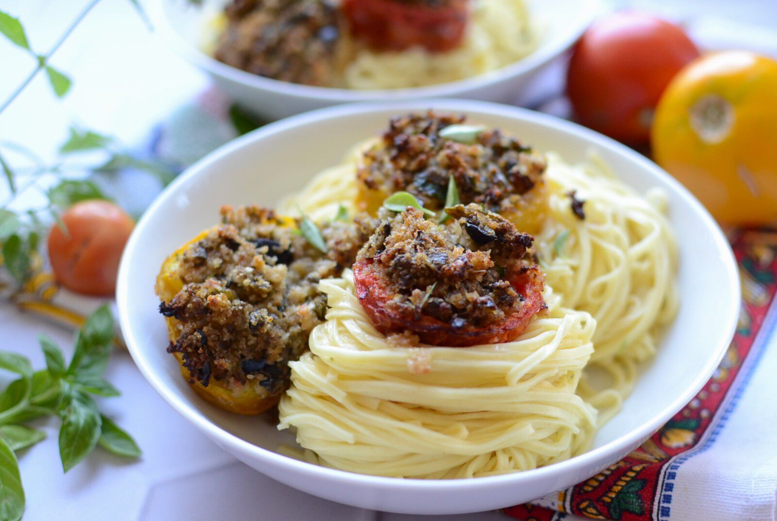 Spaghetti et tomates farcies câpres olives et herbes #végétarien