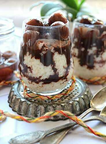 Riz au lait, cerises au sirop et coulis au chocolat