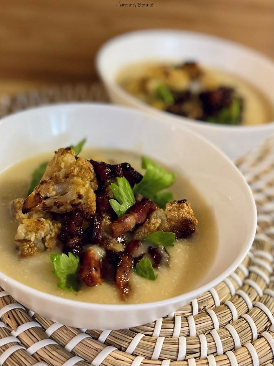 VELOUTÉ DE CHOU-FLEUR, fleurettes rôties, lard et feuilles de céleri