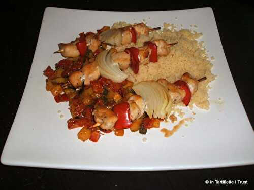 Brochettes de poulet marinées au jus d'orange, poêlée de légumes du soleil et semoule de couscous