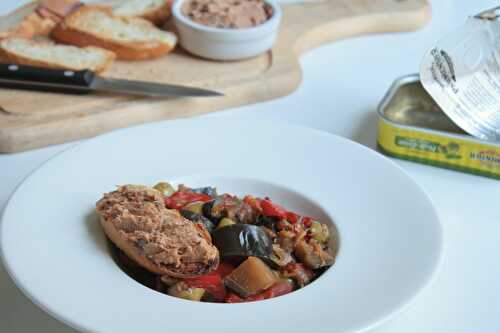 Ratatouille aux olives & toasts au beurre de sardines tomate-basilic