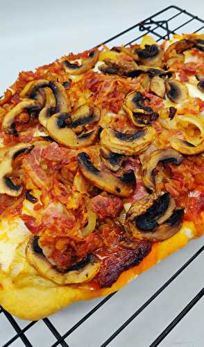 Pizza champignons, pancetta et oignons caramélisés