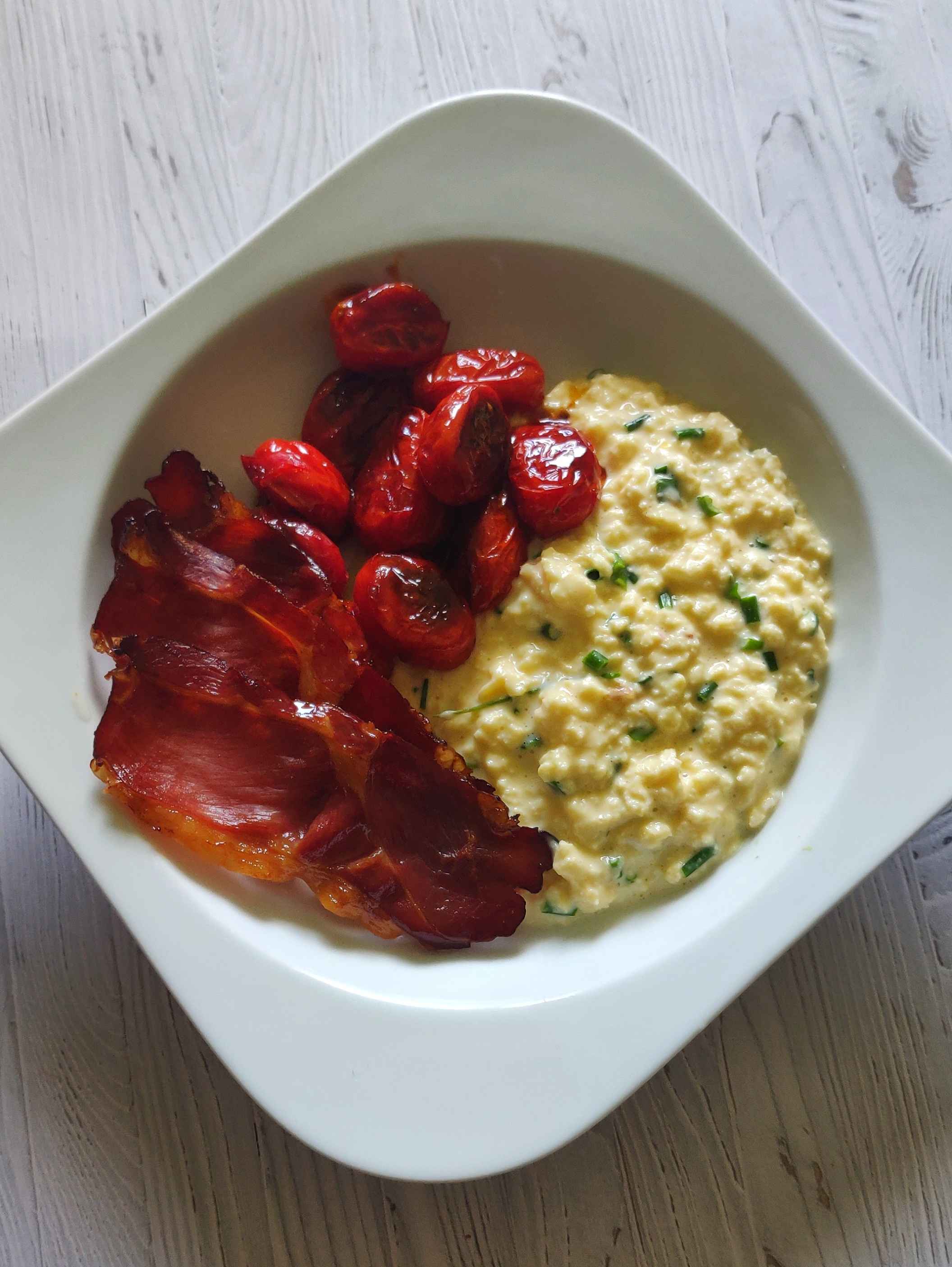 Oeufs brouillés, bacon et tomates rôties