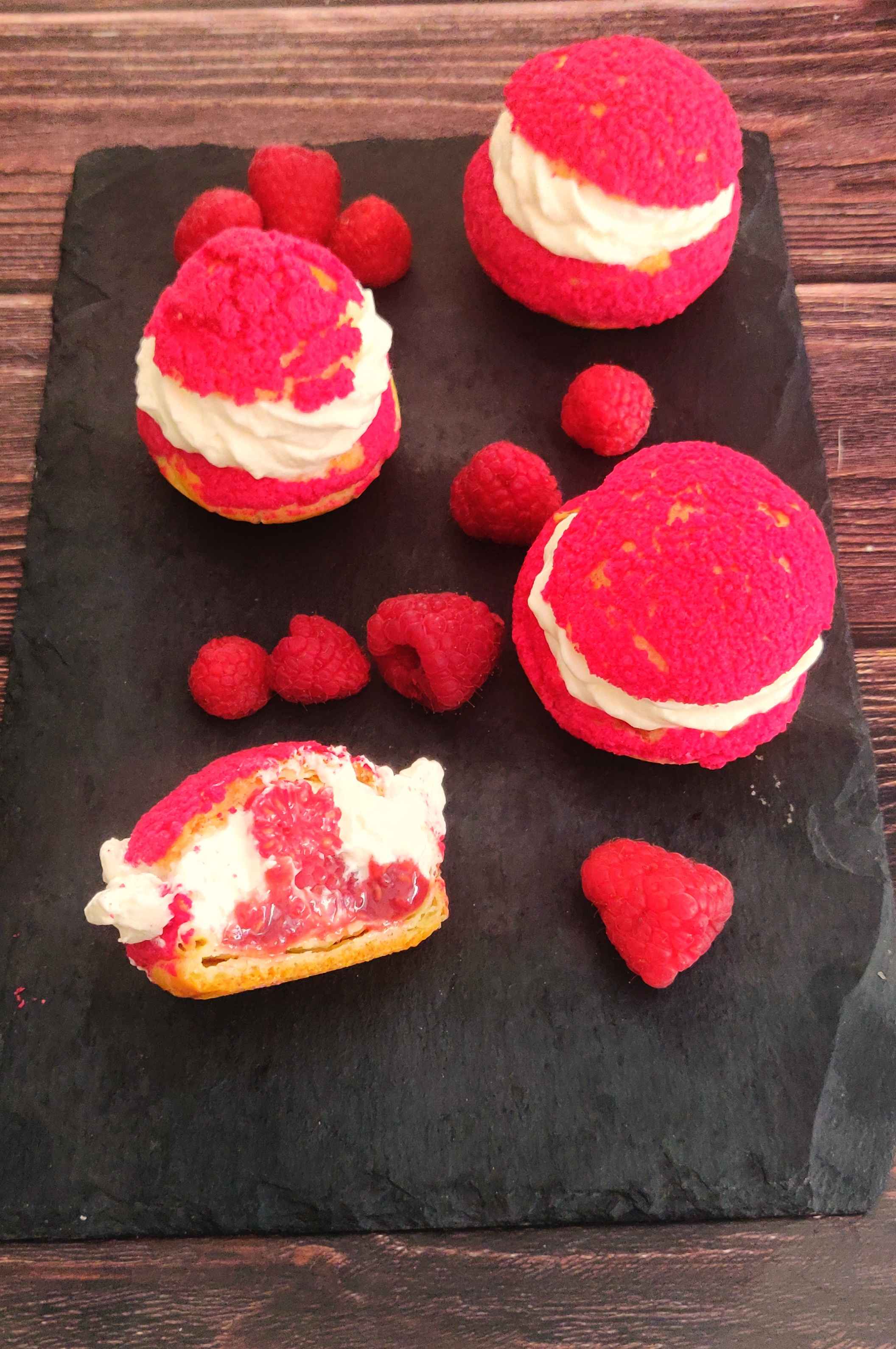 Choux framboise chantilly