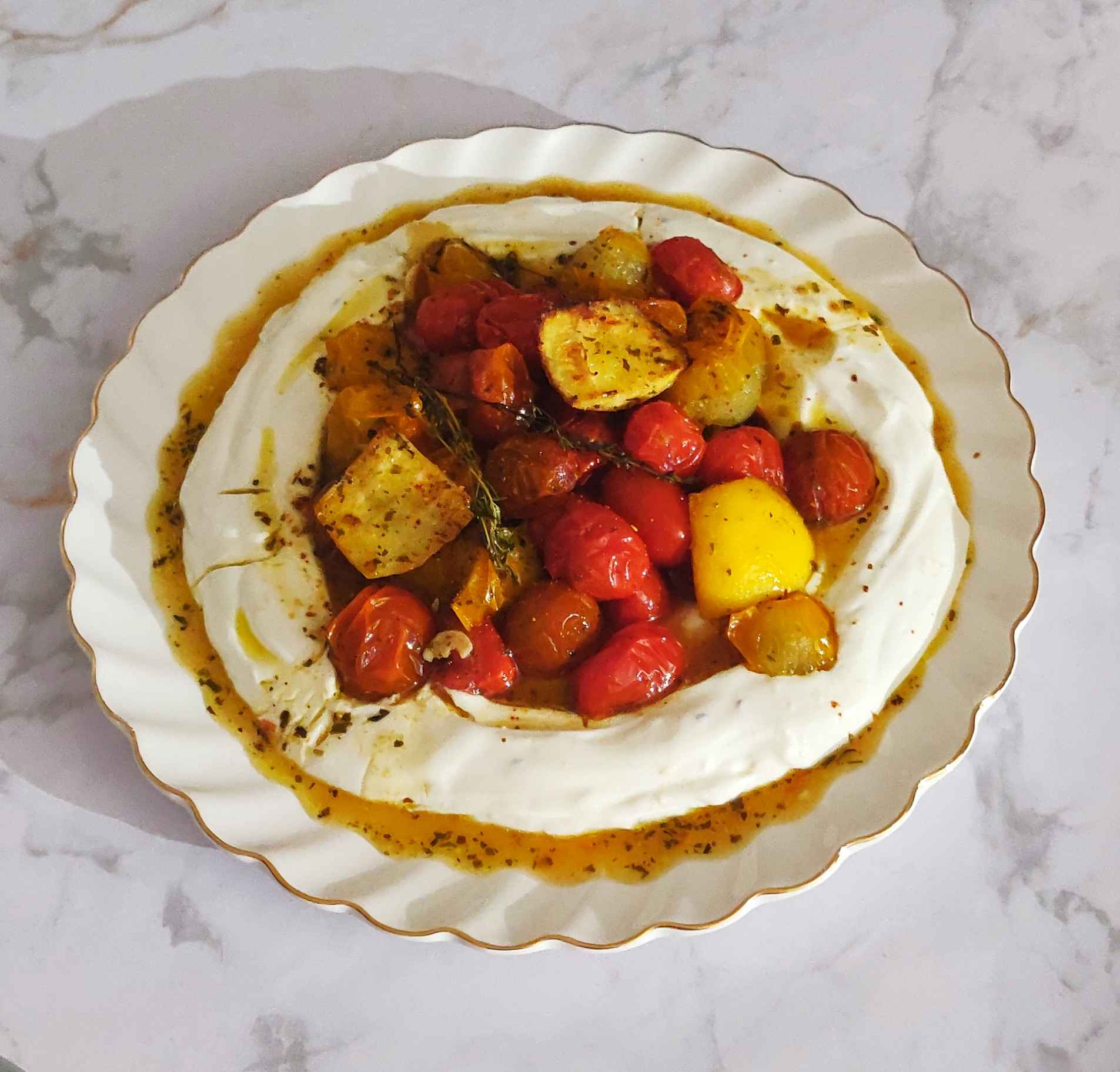 Chaud-froid de tomates cerises au yaourt citronné de Ottolenghi