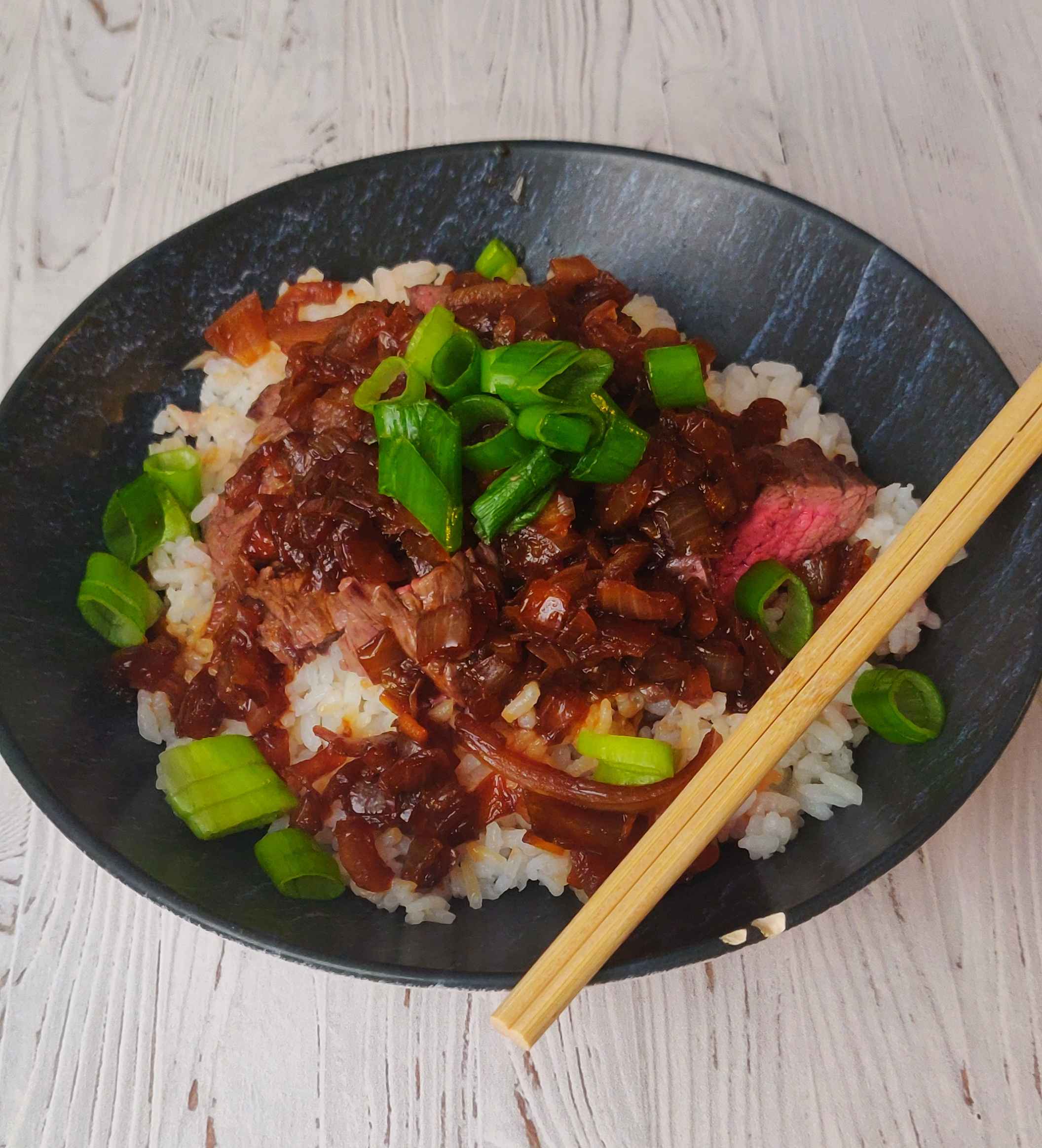 Donburi de bœuf et oignons confits