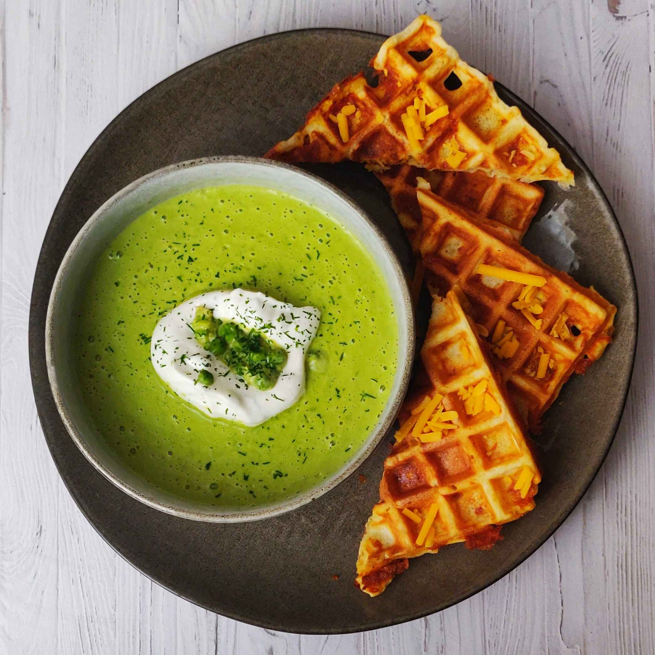 Soupe de petits pois et gaufres au cheddar