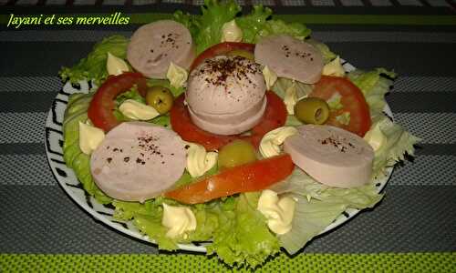 Salade verte, tomates et saucissons à l'ail