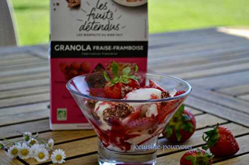 Glace au yaourt, fraises, granola fraise-framboise "les fruits détendus"