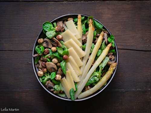 Salade d'asperges poêlées, mâche, champignons et lardons fumés