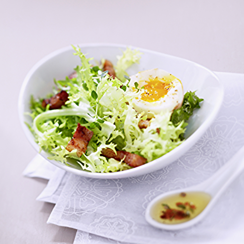 Salade d’œufs pochée aux lardons