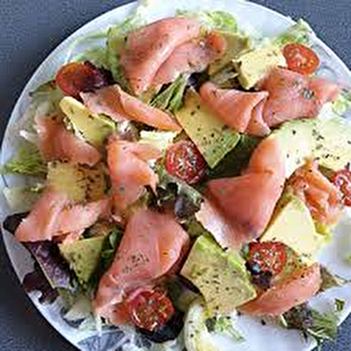 Salade Fraîcheur au Saumon Fumé, Avocat et Graines de Courges