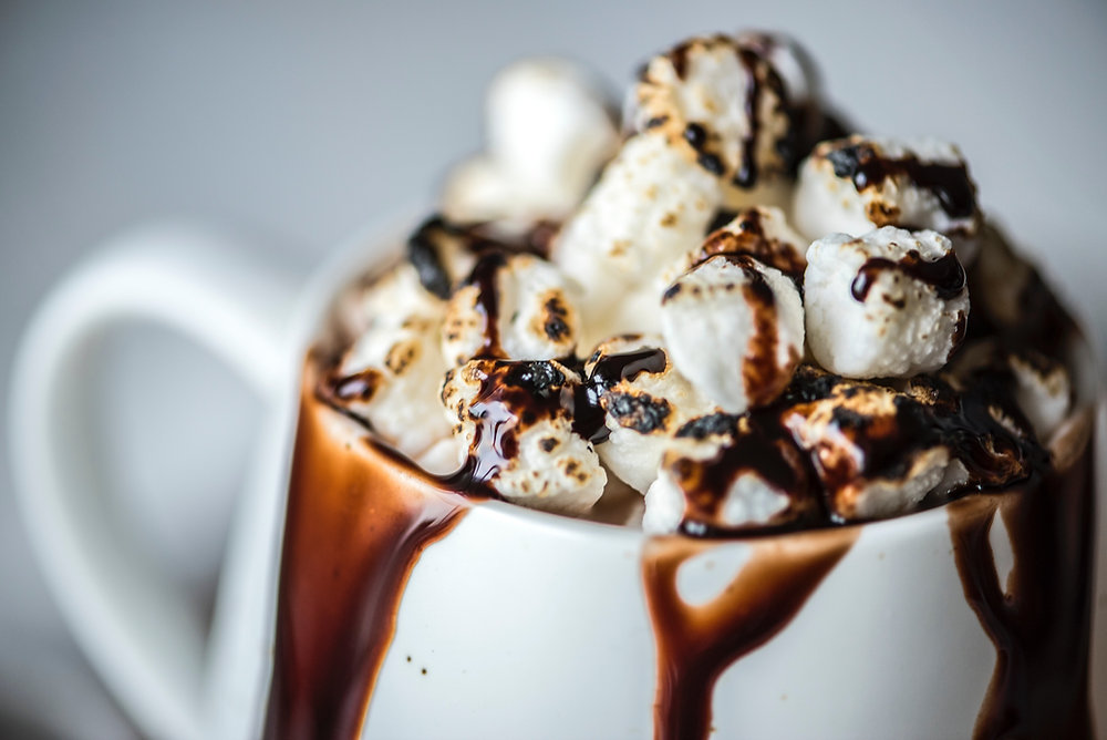 Chocolat chaud aux noisettes et guimauves grillées