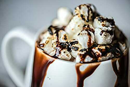 Chocolat chaud aux noisettes et guimauves grillées