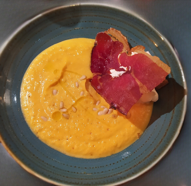 Velouté de butternut et chips de jambon cru 