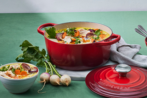 Soupe crémeuse au poulet et aux légumes frais de la ferme