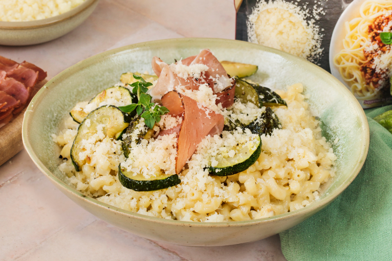 Coquillettes aux speck, courgettes et Meule de Caractère à Saupoudrer Entremont