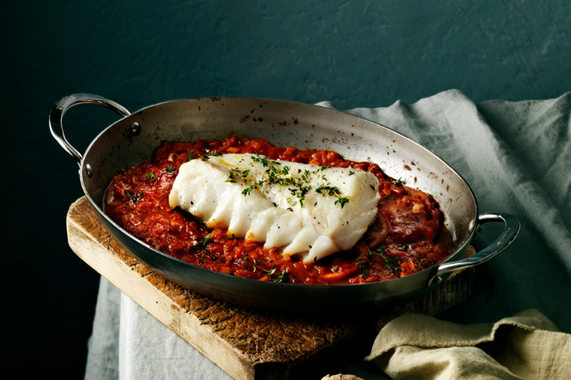 Skrei au four aux tomates et à l’ail