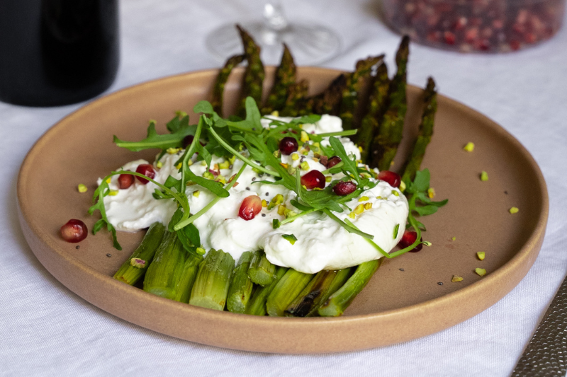 Asperges vertes, sauce yaourt et grenade